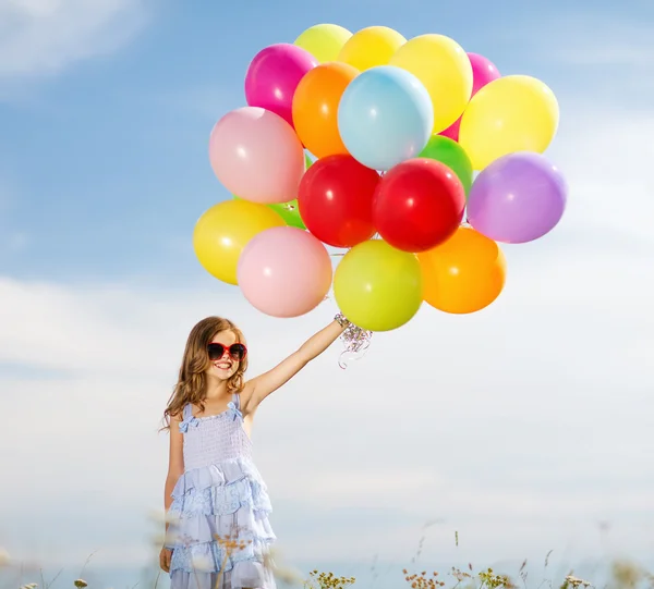 Menina feliz com balões coloridos — Fotografia de Stock
