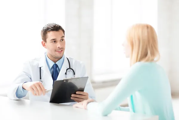 Male doctor with patient — Stock Photo, Image