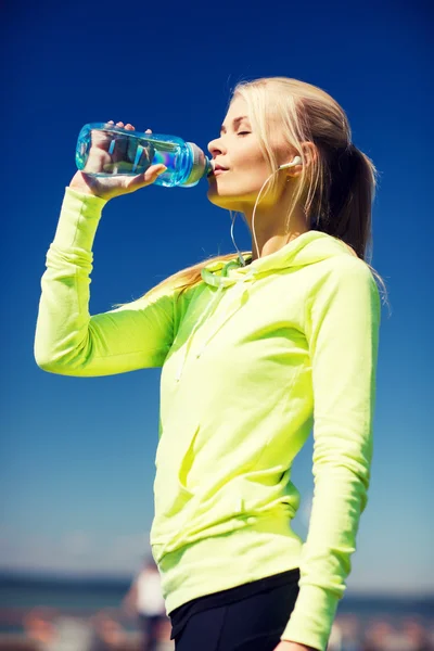 Mujer beber agua después de hacer deportes al aire libre —  Fotos de Stock