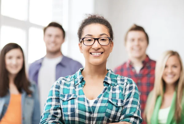 Grupp elever i skolan — Stockfoto