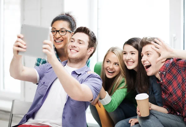 Estudiantes haciendo foto con la tableta PC en la escuela — Foto de Stock