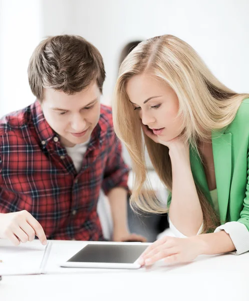 Estudiantes mirando tableta PC en la escuela — Foto de Stock