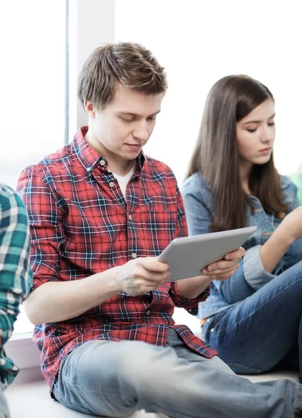 Estudiante mirando en la tableta PC en la escuela — Foto de Stock