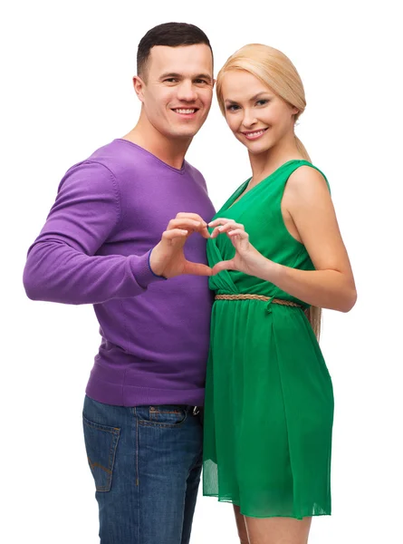 Sonriente pareja mostrando el corazón con las manos —  Fotos de Stock