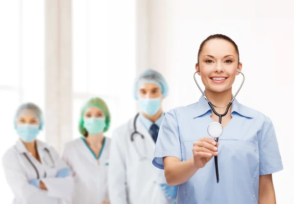 Médico o enfermera sonriente con estetoscopio —  Fotos de Stock