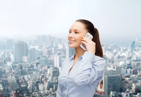 Jeune femme d'affaires souriante avec smartphone — Photo