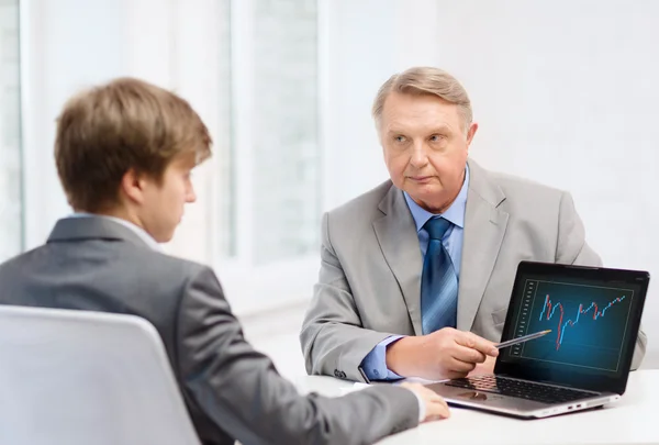 Äldre man och ung man med bärbar dator — Stockfoto