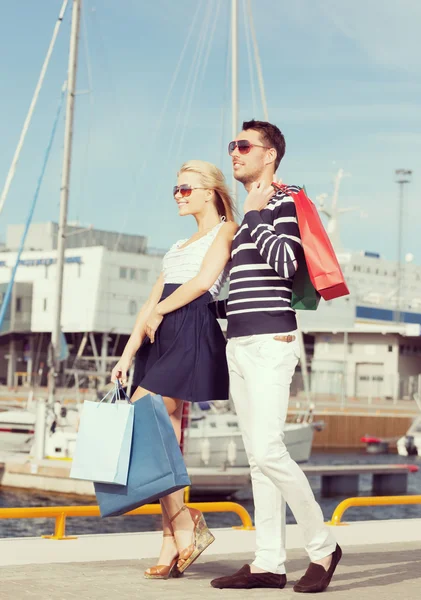 Ungt par i taxfree shopping påsar — Stockfoto