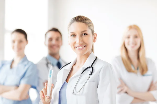 Médico fêmea segurando seringa com injeção — Fotografia de Stock