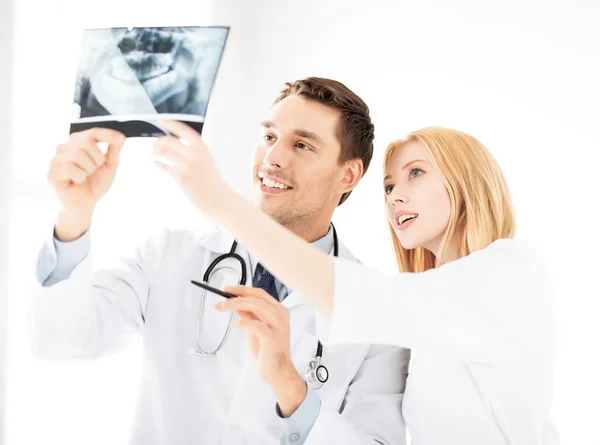 Dos doctores mirando rayos X — Foto de Stock