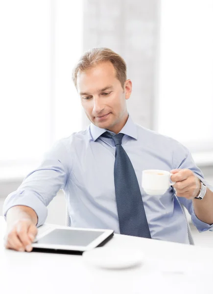 Бизнесмен с планшетным ПК и кофе в офисе — стоковое фото