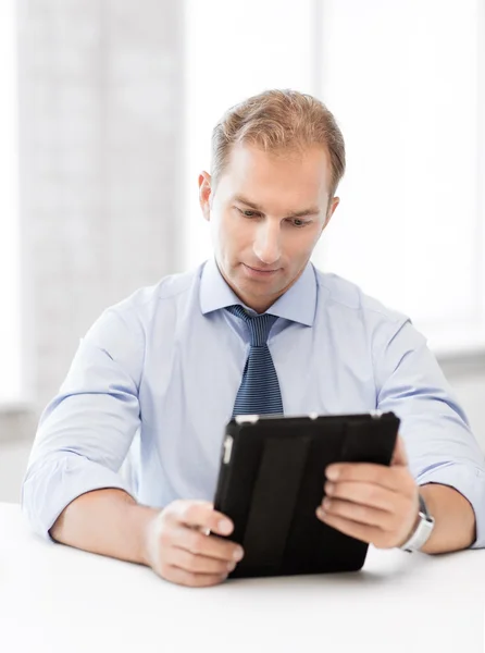 Zakenman met tablet pc in office — Stockfoto