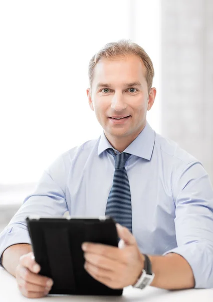 Geschäftsmann mit Tablet-PC im Büro — Stockfoto