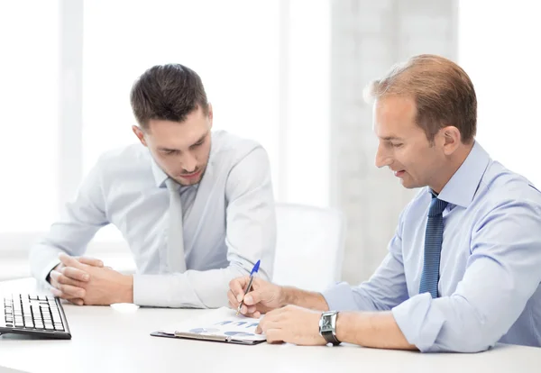 Empresários com caderno sobre reunião — Fotografia de Stock