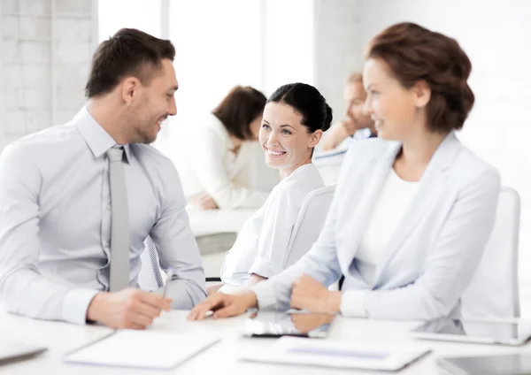 Wirtschaftsteam diskutiert etwas im Amt — Stockfoto