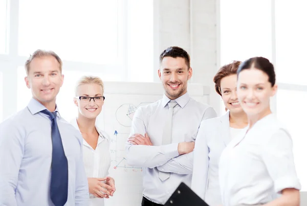 Equipe de negócios amigável no escritório — Fotografia de Stock