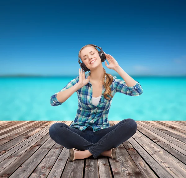 Mujer joven escuchando música con auriculares —  Fotos de Stock