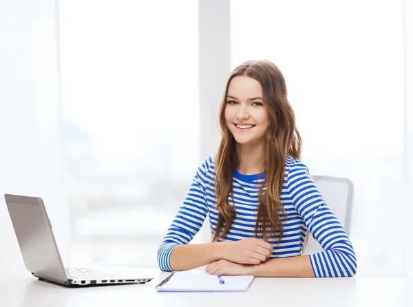 Souriant adolescent fille ordinateur portable et ordinateur portable — Photo