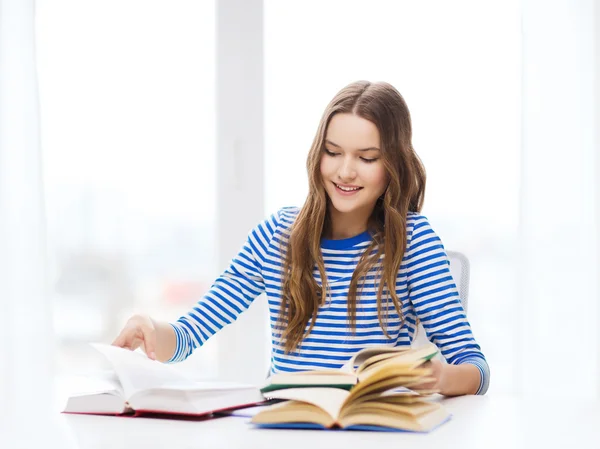 Glücklich lächelnde Studentin mit Büchern — Stockfoto