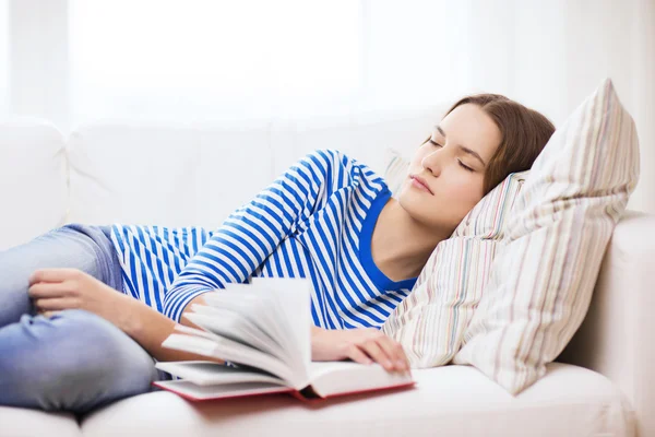 Lächelndes Teenager-Mädchen, das zu Hause auf dem Sofa schläft — Stockfoto