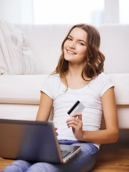 Sonriente adolescente con ordenador portátil y tarjeta de crédito —  Fotos de Stock