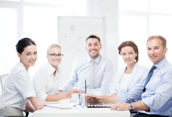 Equipo de negocios que se reúne en la oficina Imagen De Stock