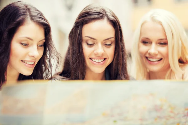 Hermosas chicas mirando en el mapa turístico de la ciudad —  Fotos de Stock