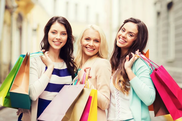 Girls with shopping bags in city — Stock Photo, Image