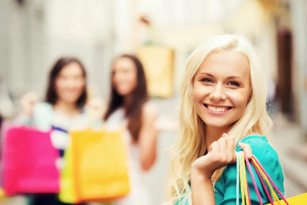 Meninas com sacos de compras na cidade — Fotografia de Stock