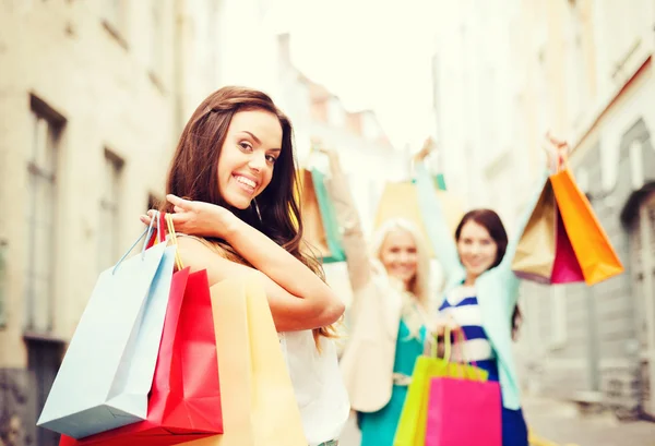 Meninas com sacos de compras na cidade — Fotografia de Stock