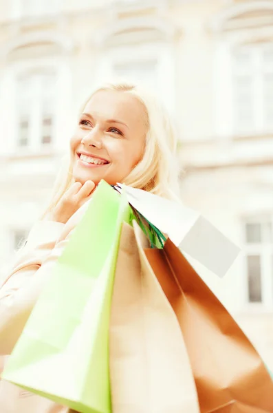 Şehirde alışveriş torbaları kadınla — Stok fotoğraf