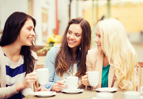 Hermosas chicas tomando café en la cafetería — Foto de Stock