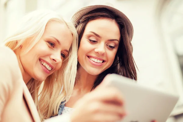 Meninas bonitas toursits olhando para tablet pc — Fotografia de Stock