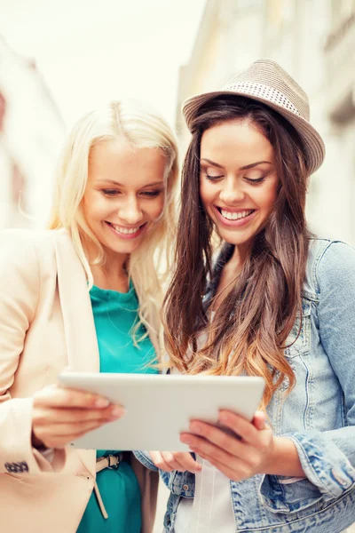 Meninas bonitas toursits olhando para tablet pc — Fotografia de Stock