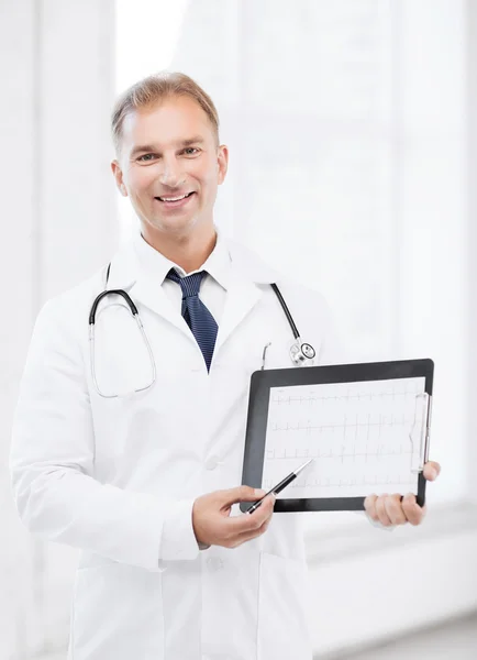 Мужчина-врач со стетоскопом показывает кардиограмму — стоковое фото