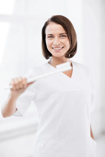 Dentista com escova de dentes no hospital — Fotografia de Stock