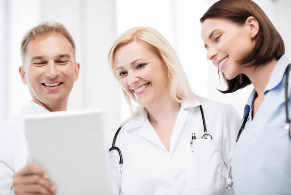 Médicos mirando la tableta pc — Foto de Stock