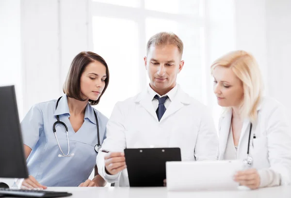 Team eller grupp läkare på mötet — Stockfoto