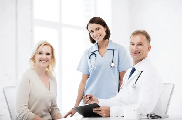 Arzt und Krankenschwester mit Patient im Krankenhaus — Stockfoto