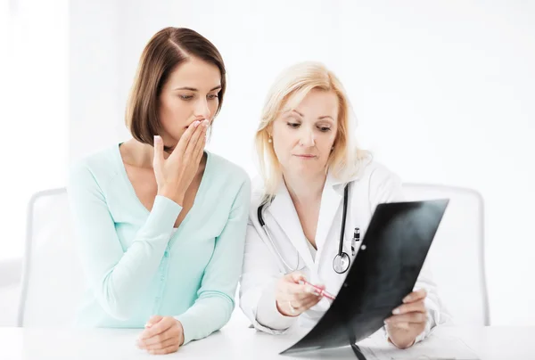 Médico con paciente mirando rayos X — Foto de Stock