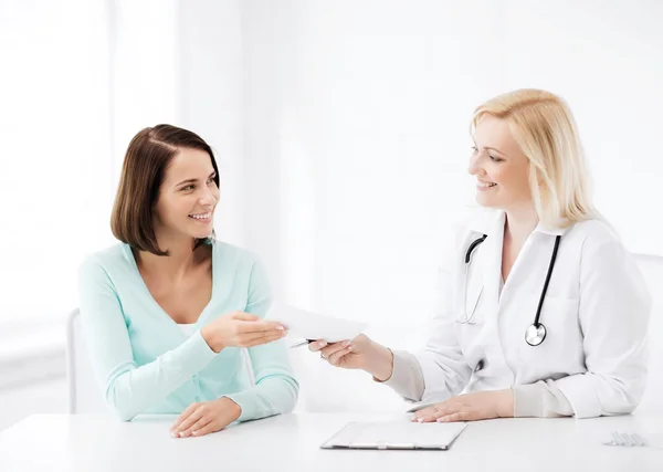 Médico que da prescripción al paciente en el hospital — Foto de Stock