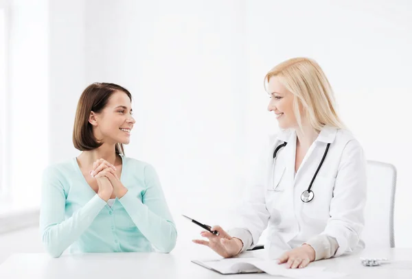 Médico con paciente en el hospital — Foto de Stock