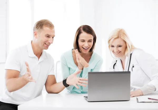 Arzt mit Patienten schaut auf Laptop — Stockfoto
