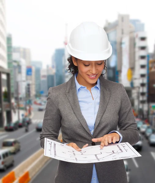 Femme d'affaires en casque blanc avec plan directeur — Photo