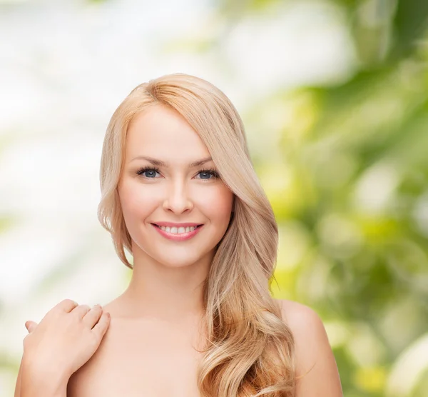 Viso e spalle di donna felice con i capelli lunghi — Foto Stock