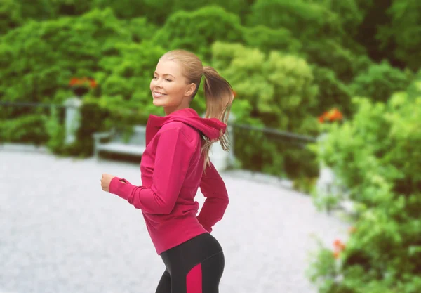 Sportiga kvinnan kör eller hoppa — Stockfoto