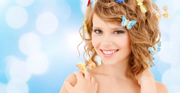 Šťastné dospívající dívka s motýly ve vlasech — Stock fotografie