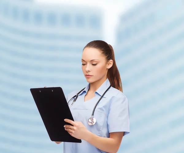 Ernsthafte Ärztin oder Krankenschwester mit Stethoskop — Stockfoto