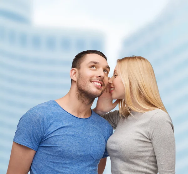 Lächelnde Freundin verrät Freund Geheimnis — Stockfoto