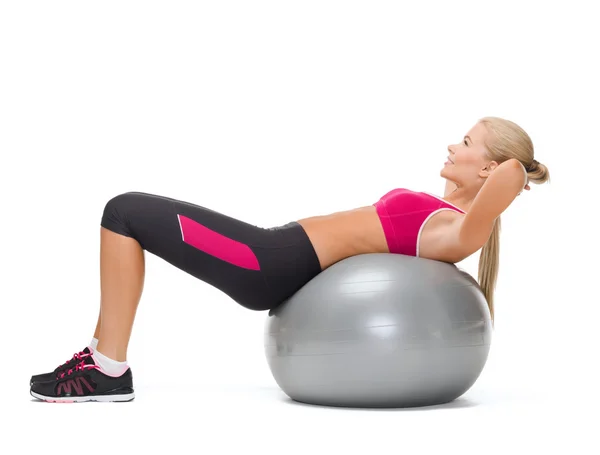 Lächelnde Frau mit Fitnessball — Stockfoto